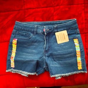 Frayed denim shorts